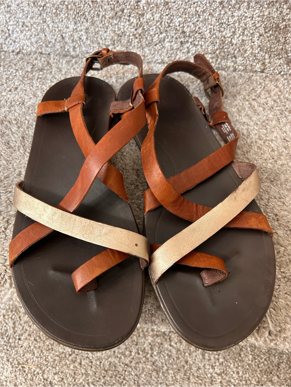 Olukai Upena Leather and Metallic Strappy Beach Sandals. Vacation. Comfort. SZ10 - Picture 4 of 10